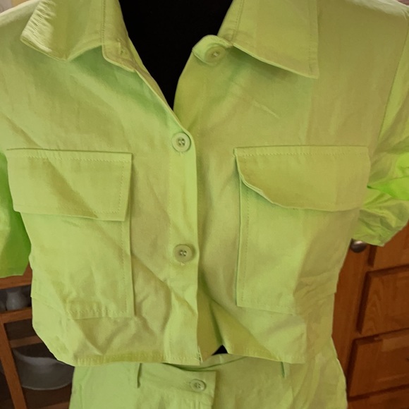 Short and crop top outfit - Picture 4 of 7